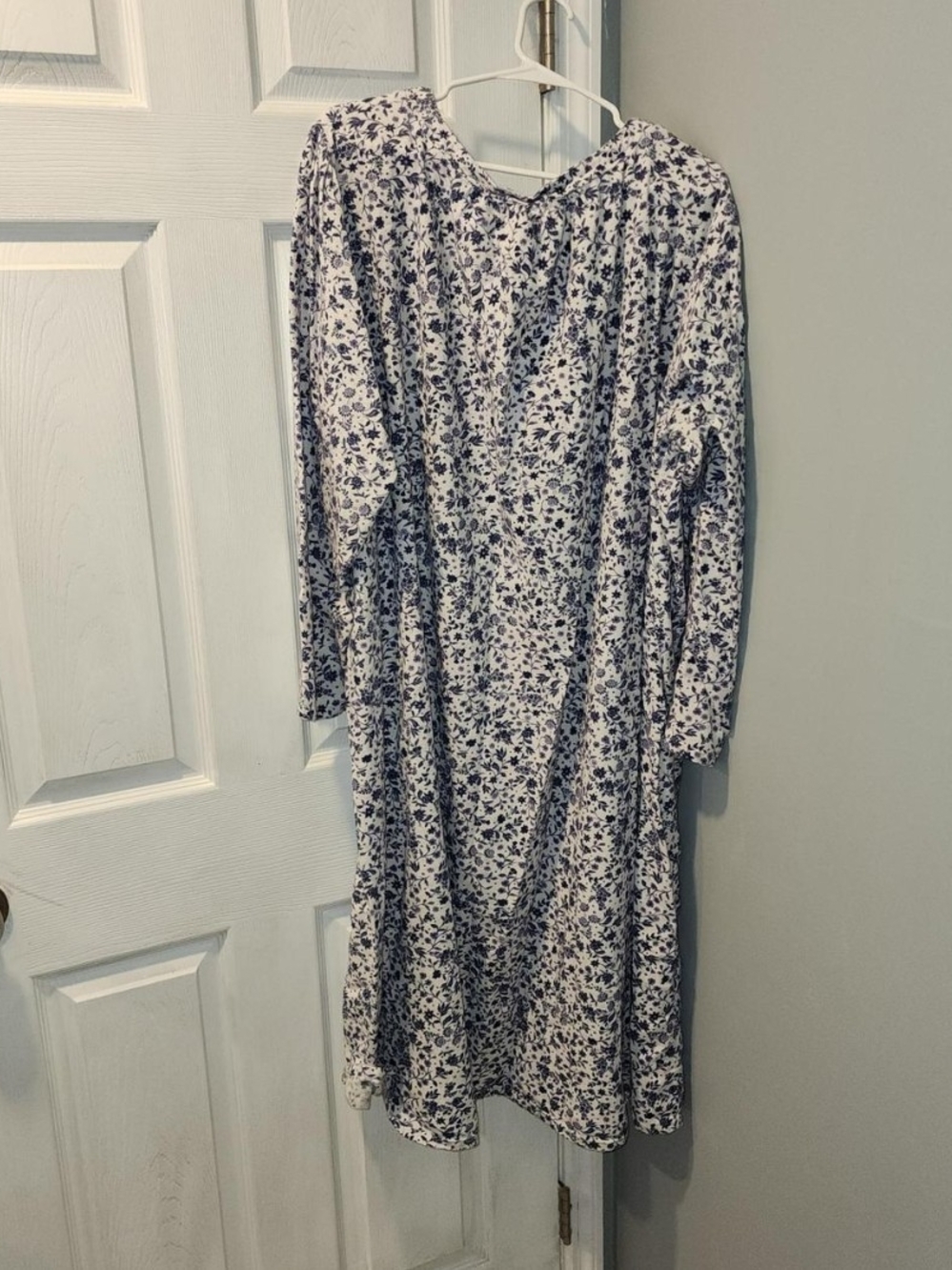 Croft & Barrow 4X White And Blue Floral Long-Sleeved Nightgown, Like New - Picture 2 of 5